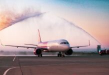 В аэропорту «Манас» первый рейс из Абу-Даби встретили водяной аркой