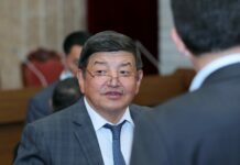 “Чай ичкиле”: Акылбек Жапаров депутаттарды сый тамакка чакырды