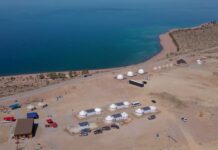 На южном берегу Иссык-Куля открылся юрточный глэмпинг — фото