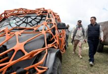 Садыр Жапаров встретился с участниками MadWay Rally и прокатился на одной из машин — видео