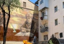 В Бишкеке появился мурал с портретом народного писателя Туголбая Сыдыкбекова