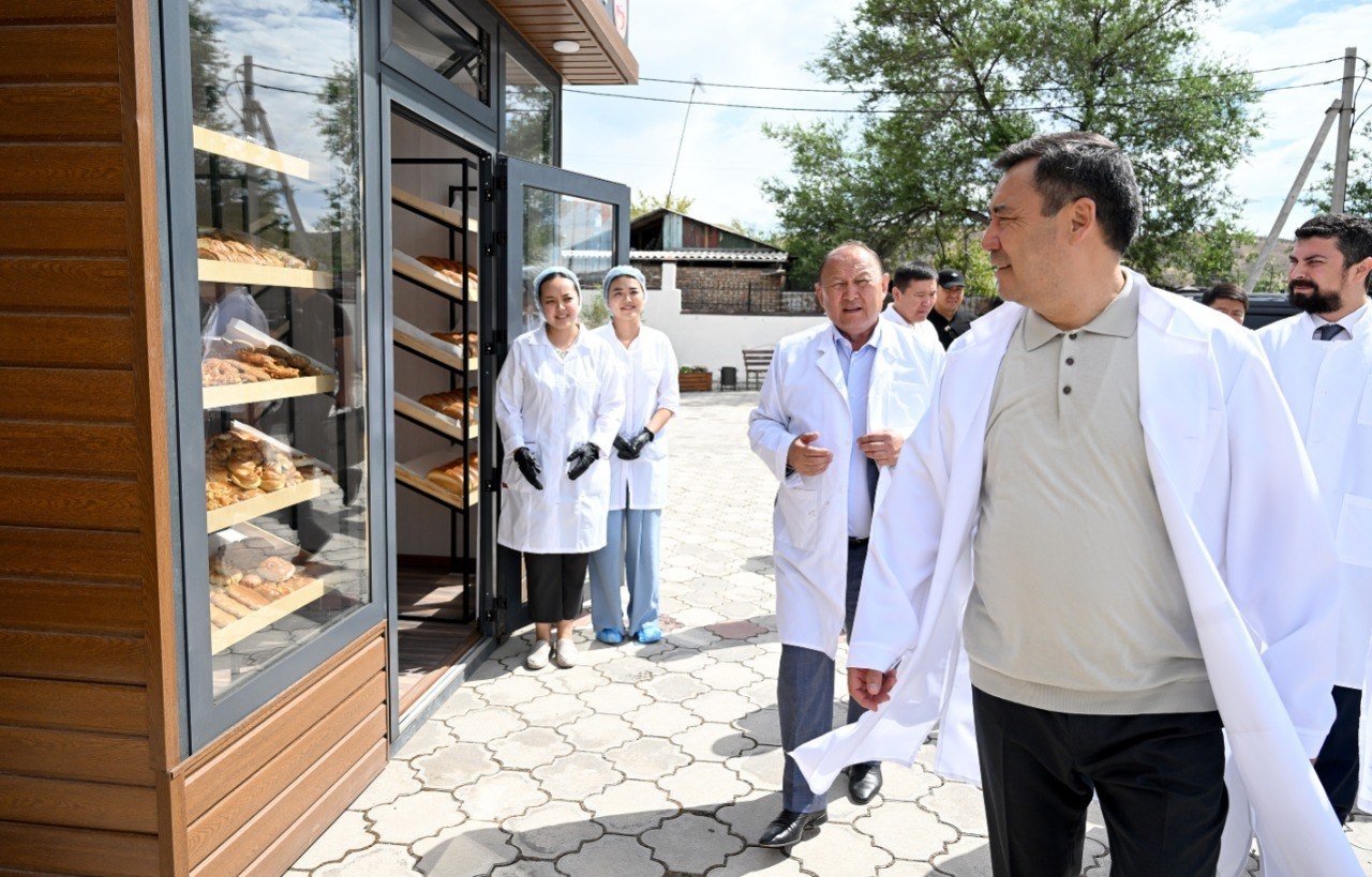 Президент посетил «Бишкекпекарню» и поручил всем госорганам закупаться там