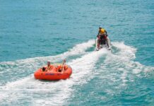 Көлдө теплоходко урунуп жабыркаган үч кишинин экөө каза болду