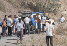 СҮРӨТ: Бишкек—Ош жолунда унаа жардан кулап кетти