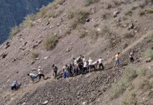 Машина упала с обрыва. Проезжавшие мимо люди выстроились цепью, чтобы вытащить пострадавших