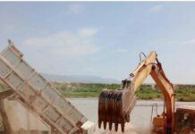 Экскаватору менен Нарын дарыясына түшүп кеткен 68 жаштагы киши изделүүдө