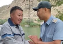 Кадамжайда милиция кызматкери сууга чөгүп жаткан кишини куткарып калды