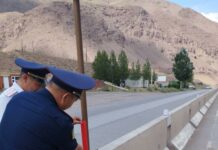 Чүйдө түнкүсүн айдоочуларга жарык чагылдыруучу тасмалар илинүүдө