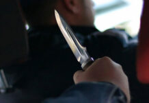 Пассажир 14 раз ударил таксиста ножом и скрылся, его ищут