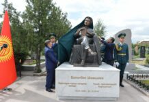 На Ала-Арчинском кладбище открыли памятник кинорежиссеру Болотбеку Шамшиеву