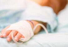 В Бишкеке врачи спасли ребенка, поперхнувшегося камнем