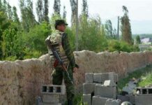 Тажикстандын жарандары ИИМ кызматкерине кол салды