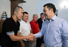 Президент подарил боксеру Мунарбеку Сейитбек уулу двухкомнатную квартиру в Оше