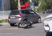 В Бишкеке столкнулись мотоцикл и «Хонда Фит» — видео