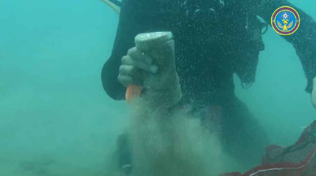 За 4 месяца со дна Иссык-Куля вытащили 10,4 тонны мусора — видео