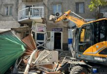 Абдрахманов көчөсүндөгү кеңейтилген курулуштар буздурулууда