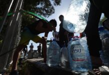 Селекция айылынын тургундары митингге чыгып, Түштүк магистралды жаап алышкан