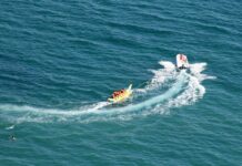 На Иссык-Куле опрокинулся и затонул катер, который катал отдыхающих на «банане»