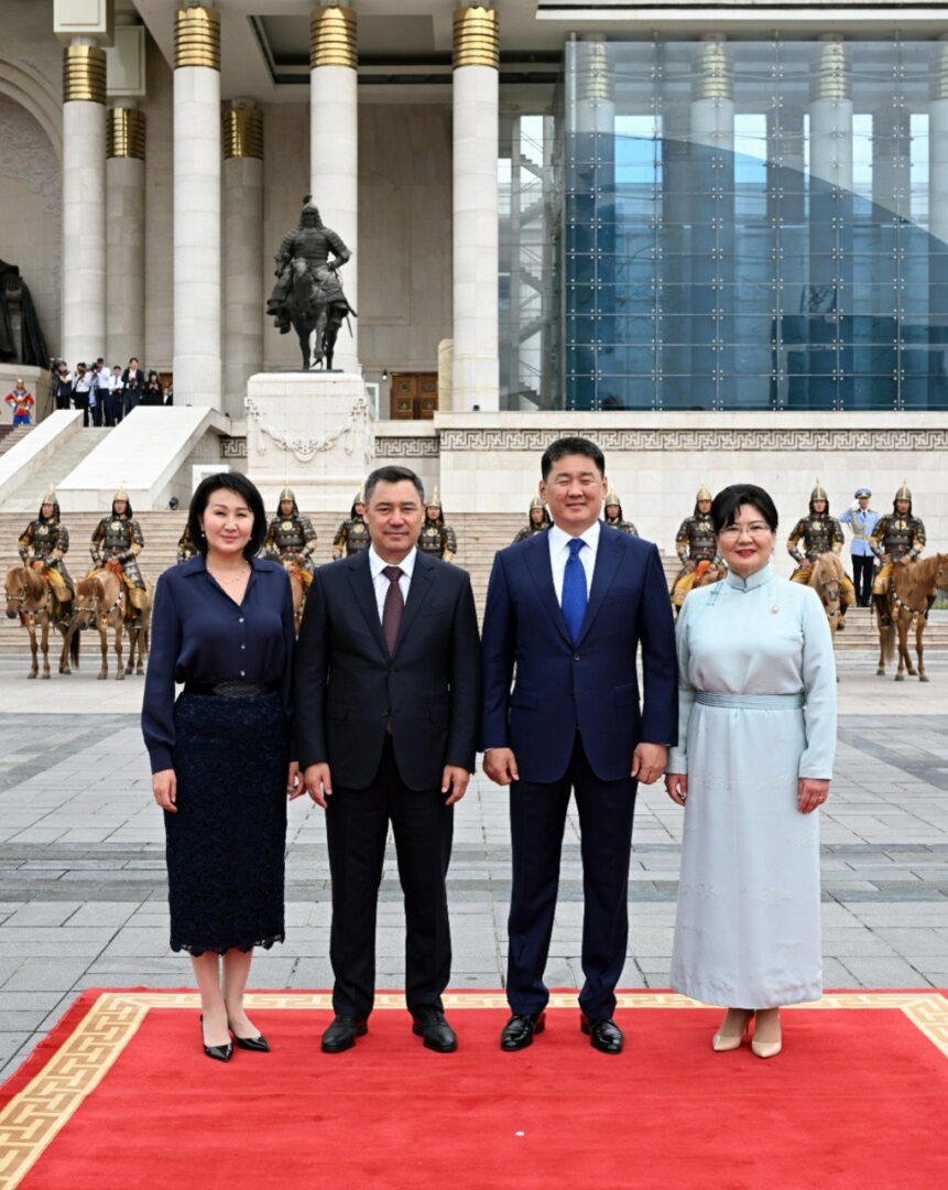 a714514b 2d7b 43f1 aee6 03f8ab5178f8 В Улан-Баторе состоялась церемония официальной встречи президентов Кыргызстана и Монголии 