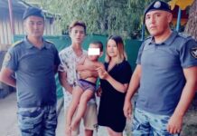 Милиционерлер Ысык-Көлдө туристтердин адашып кеткен 4 жаштагы баласын таап беришти