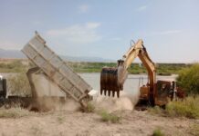 В реку Нарын упал экскаватор, водителя ищут второй день