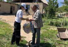 Ысык-Көлдө милиция кызматкерлери аз камсыз болгон үй-бүлөлөргө жардам көрсөтүштү