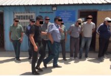 На весогабаритном пункте «Ат-Башы» с водителей большегрузов незаконно брали деньги