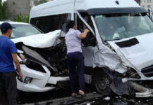 На Южной магистрали жесткое ДТП: столкнулись бусик и внедорожник