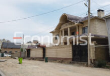 В Бишкеке из-за забора дома замминистра транспорта КР не могут достроить тротуар