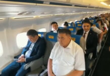 Садыр Жапаров и Камчибек Ташиев полетели на юг страны эконом-классом — видео