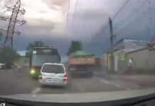 Момент ДТП с участием троллейбуса и трех легковых авто попал на видео