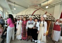 В Чикаго открылась первая культурно-торговая выставка Кыргызстана