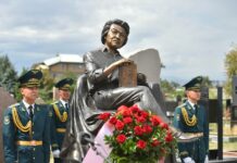 Болотбек Шамшиевдин эстелиги ачылды