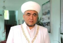 “Ар бир перзент тегин билүүгө укуктуу”: Муфтий баланы эненин атына каттоо боюнча үн катты