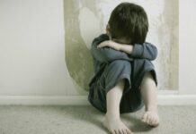 В детсаду Бишкека воспитатель избила ребенка, а милиционеры закрыли дело. Их накажут