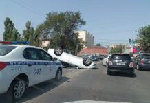 В Бишкеке перевернулась легковушка