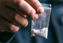 “Милиционерлер баңгизатты атайын таштаган”: Россиянын жаранынан акча каражатын опузалап талап кылгандар кармалды