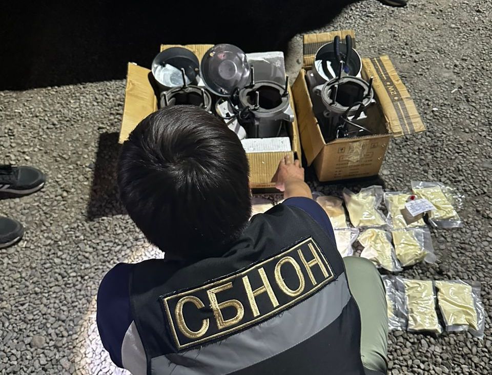 sbnon 16 В Бишкеке задержали двух молодых наркокурьеров с 7 кг мефедрона - видео