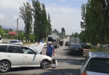 Чолпон-Атада кичи автобус менен жеңил унаа сүзүштү