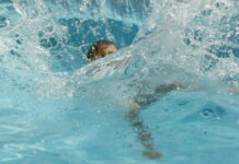 В Бишкеке 2-летний ребенок утонул в бассейне, он в коме