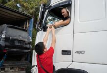 ГНС обеспечила горячим питанием водителей фур, застрявших на границе