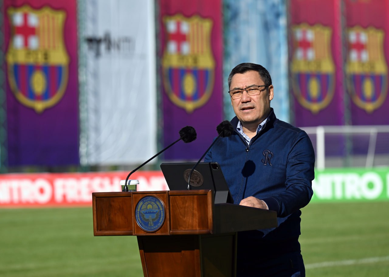 1 8 ФОТО: Садыр Жапаров открыл футбольную академию «Барселоны» в Джалал-Абаде