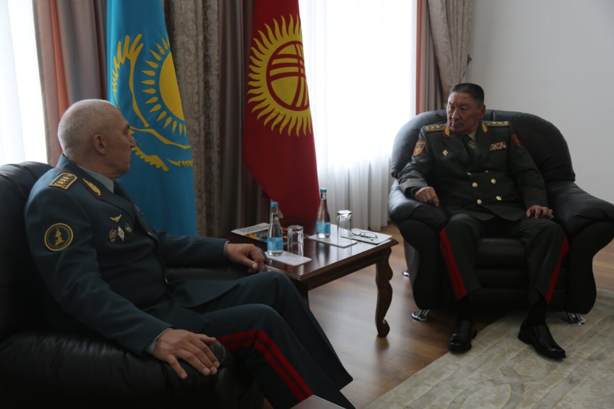 10 В Кыргызстан прибыл министр обороны Казахстана