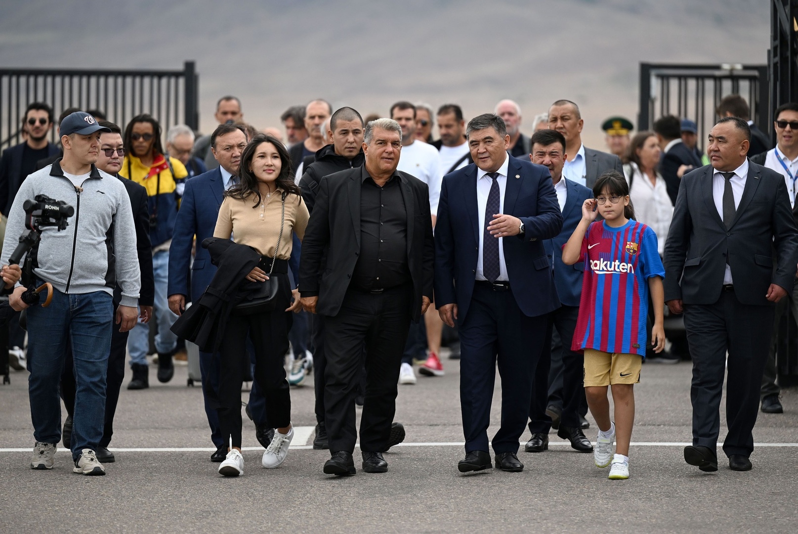 В Кыргызстан прибыли легенды клуба «Барселона». Как их встретили - фото
