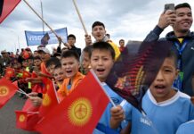 В Кыргызстан прибыли легенды клуба «Барселона». Как их встретили — фото