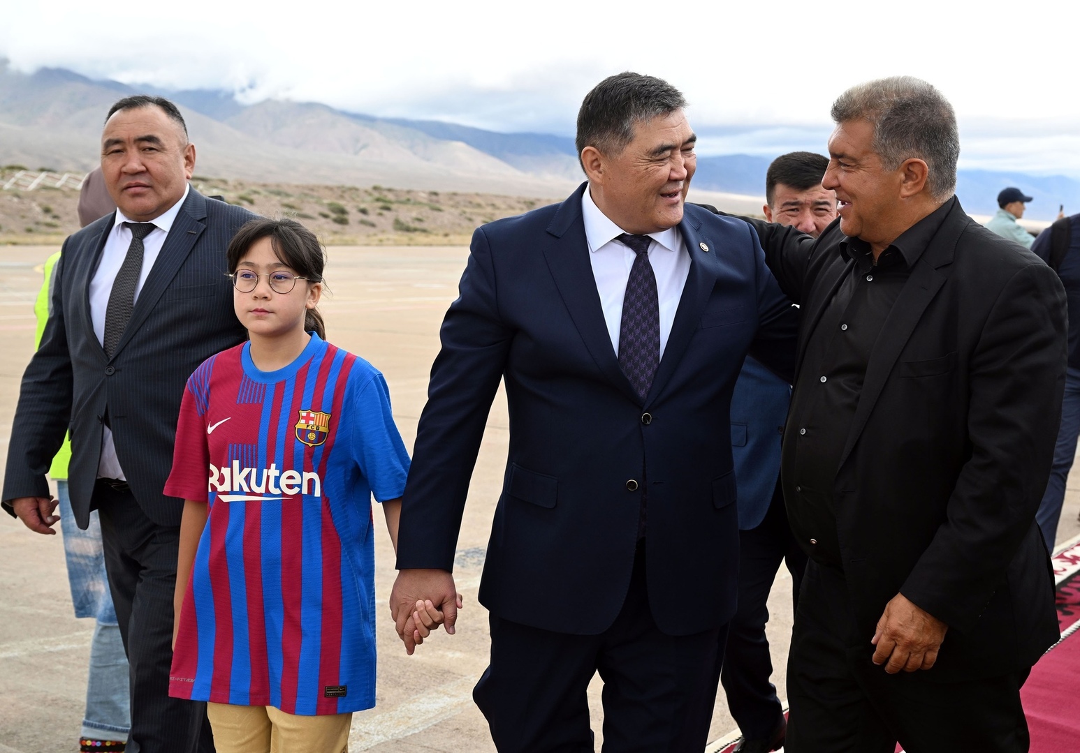 В Кыргызстан прибыли легенды клуба «Барселона». Как их встретили - фото