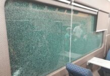 Вандалы разбили окна в вип-вагонах поезда «Балыкчи — Бишкек» — фото