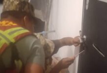 В Оше спасатели вскрыли дверь квартиры, где находился годовалый ребенок