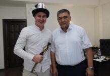 Ташиев блогерге калпак кийгизип, камчы белек кылды