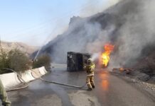 На юге КР перевернулся бензовоз, топливо разлилось и произошел пожар